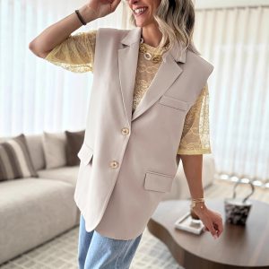 L'Élégance Décontractée: Un Sommet de Simplicité